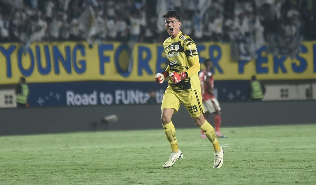 Kevin Mendoza penjaga gawang Persib Bandung berpaspor Filipina. Foto: Persib