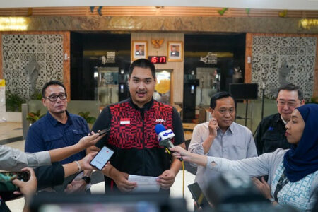 Menteri Pemuda dan Olahraga (Menpora) Dito Ariotedjo menerima kunjungan Ketua Umum PBVSI Imam Sudjarwo di kantor Kemenpora, Jakarta, Selasa (21/5/2024). Foto: Kemenpora