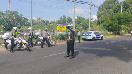 Imbau Pengemudi, Satlantas Polres Sumenep: Nenek Moyang Kita Pelaut, Bukan Pembalap Satlantas Polres Sumenep pasang papan himbauan keselamatan.