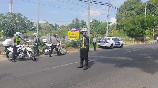 Satlantas Polres Sumenep pasang papan himbauan keselamatan.