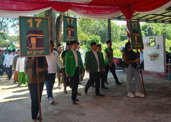 Pengurus DPC PPP Sumenep saat mendaftarkan bacaleg Pemilu ke KPU bbrp waktu lalu. (Foto: Temmy/beritajatim.com)