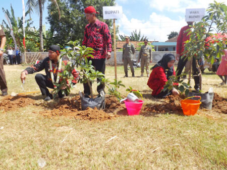 Gerakan penanaman pohon produktif oleh bupati dan wakil bupati sumenep (Foto: Temmy/ beritajatim)
