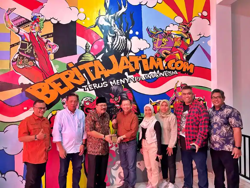 Pakde Karwo Terima Penghargaan dari beritajatim.com Foto Berita Jatim