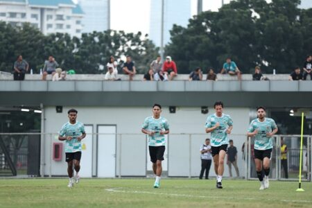 Shin Tae-yong Ukur Kondisi Pemain Timnas dalam Uji Coba Lawan Tanzania Sejumlah penggawa Timnas Indonesia ketika melakoni latihan di Lapangan ABC, Senayan, Jakarta pada Selasa (28/5/2024) petang. Foto: PSSI