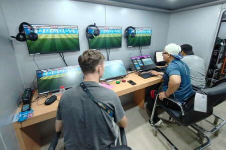 Teknologi Video Assistant Referee (VAR) diterapkan di babak Championship Series Liga 1. Foto: PT LIB
