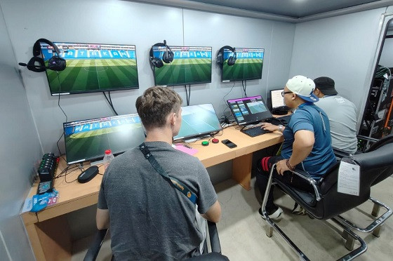 Teknologi Video Assistant Referee (VAR) diterapkan di babak Championship Series Liga 1. Foto: PT LIB