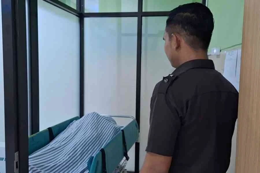 Seorang penjudi sabung ayam di Ngawi, Jawa Timur, tewas setelah terjatuh ke jurang sedalam 80 meter saat berusaha kabur dari penggerebekan polisi arena judi sabung a