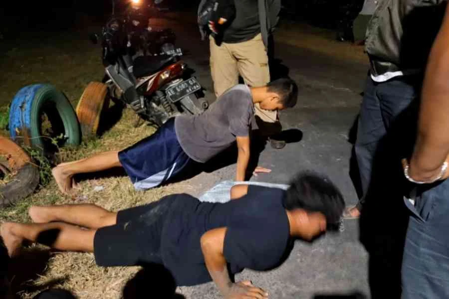 Apes! 2 Remaja Magetan Curi Ketela Dihukum Push Up oleh Warga 