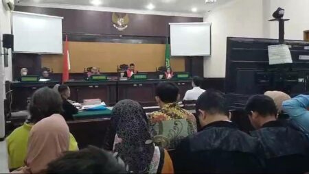 Sidang kasus dugaan tindak pidana pengrusakan gembok dan rantai truk tangki tetes di Ruang Cakra PN Mojokerto. [Foto : ist]
