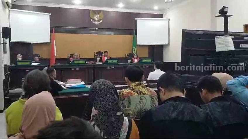 Sidang kasus dugaan tindak pidana pengrusakan gembok dan rantai truk tangki tetes di Ruang Cakra PN Mojokerto. [Foto : ist]
