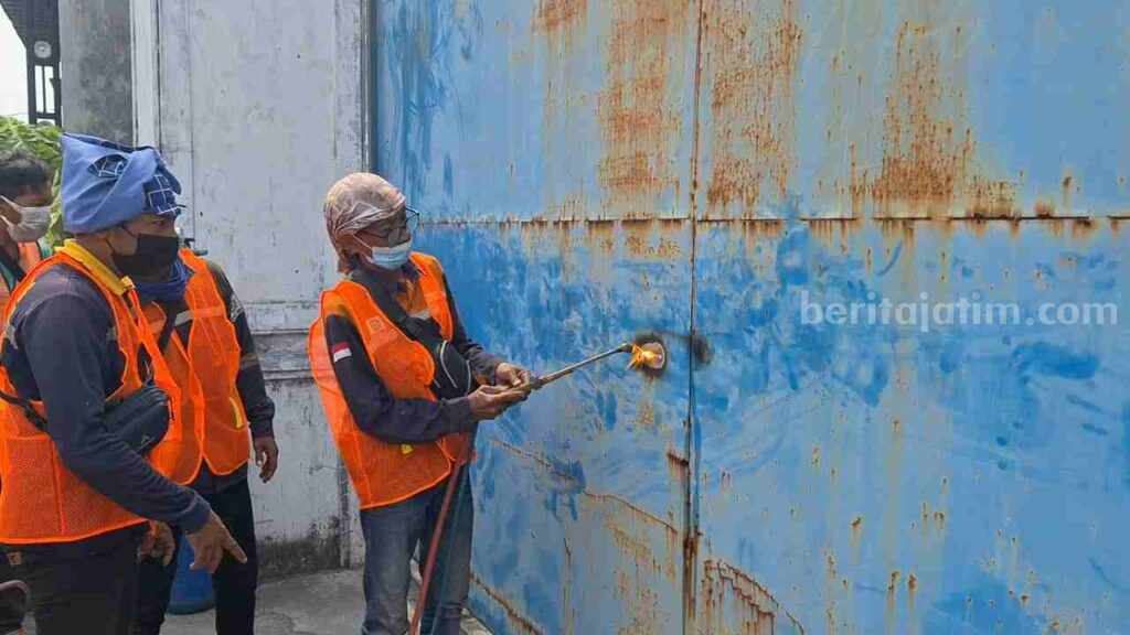 Eksekusi gudang penggilingan padi dan rumah di Desa Gebang Malang, Kecamatan Mojoanyar, Kabupaten Mojokerto.