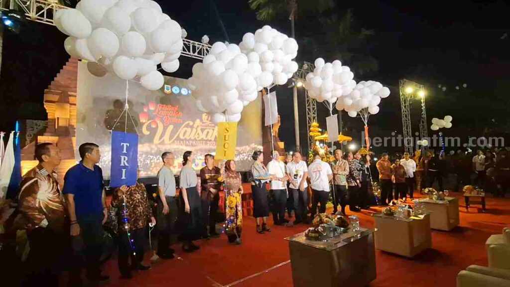 Caption : Festival Lampion Balon 2024 di Alun-alun Wiraraja Kota Mojokerto. [Foto : Misti/beritajatim.com]