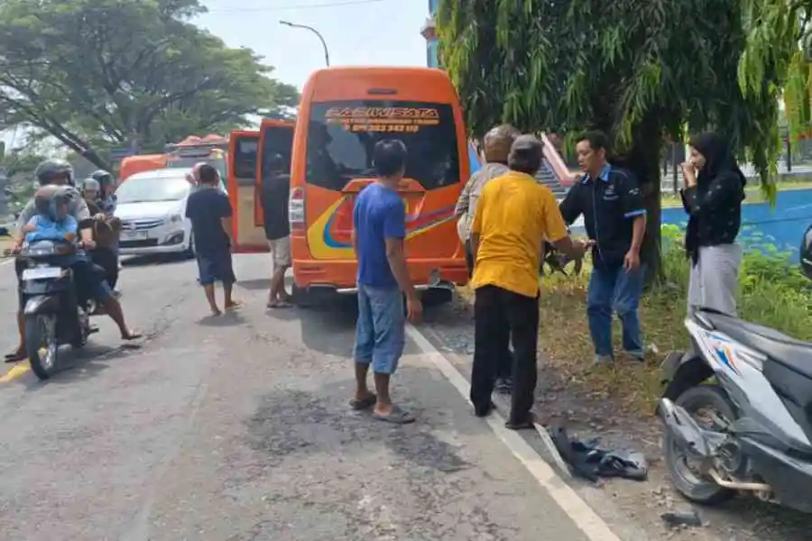 Suasana kecelakaan dua siswi menabrak minibus di Magetan.