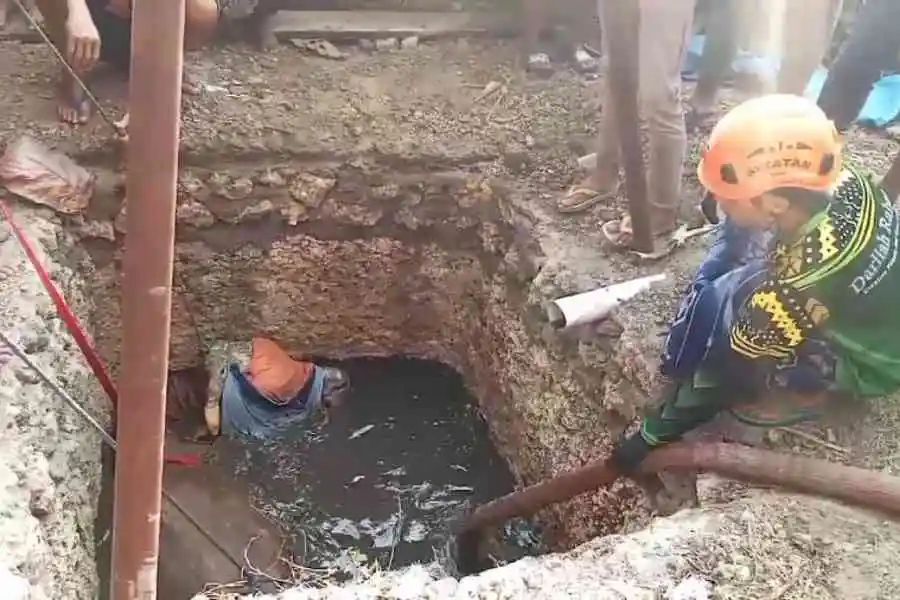 Caption: Petugas gabungan saat mengevakuasi sapi warga yang tercebur septic tank di Desa Pacing, Padas, Ngawi, Jawa Timur, Minggu (26/5/2024) pagi. [foto: Fatihah Ibnu Fiqri/beritajatim.com]