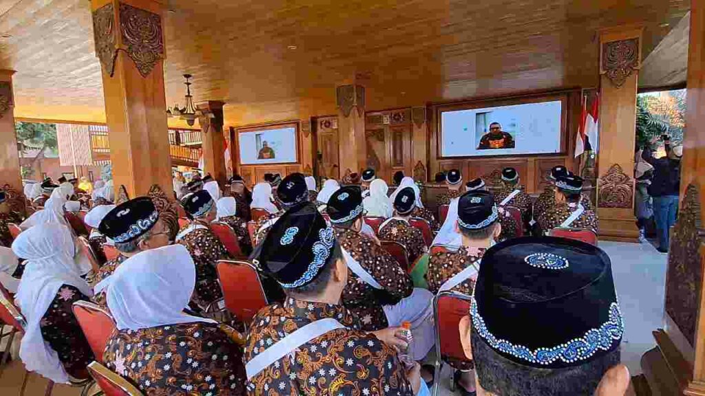 Pemberangkatan JCH asal Kota Mojokerto dari Pendopo Sabha Mandala Tama, Balai Kota Mojokerto, Senin (27/5/2024). [Foto : Misti/beritajatim.com]