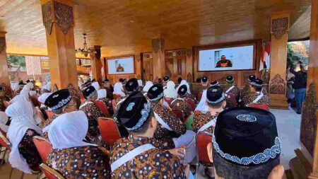 Pemberangkatan JCH asal Kota Mojokerto dari Pendopo Sabha Mandala Tama, Balai Kota Mojokerto, Senin (27/5/2024). [Foto : Misti/beritajatim.com]
