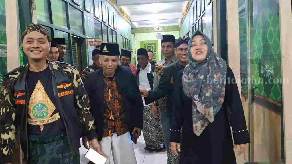 Bupati Mojokerto, Ikfina Fahmawati bersama Sa'dulloh Syarofi saat menghadiri Harlah Lesbumi ke 64 di Kantor PCNU Kabupaten Mojokerto di Jalan RA Basuni Desa Japan, Kecamatan Sooko, Kabupaten Mojokerto, Kamis (31/5/2024) malam. [Foto : Misti/beritajatim.com]