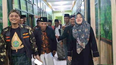 Bupati Mojokerto, Ikfina Fahmawati bersama Sa'dulloh Syarofi saat menghadiri Harlah Lesbumi ke 64 di Kantor PCNU Kabupaten Mojokerto di Jalan RA Basuni Desa Japan, Kecamatan Sooko, Kabupaten Mojokerto, Kamis (31/5/2024) malam. [Foto : Misti/beritajatim.com]