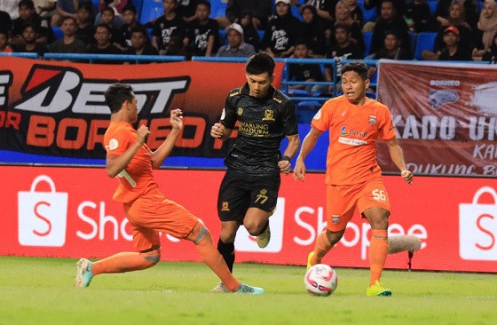 Malik Risaldi menjadi pahlawan ketika Madura United mengalahkan Borneo FC dengan skor 3-2 pada Minggu (19/5/2024) malam. Foto: Madura United
