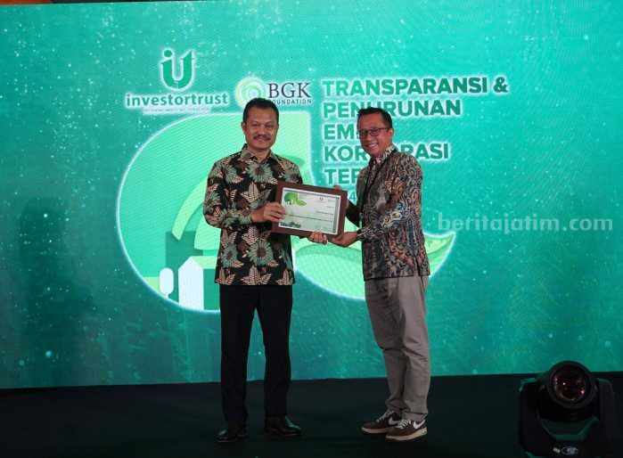 Bank Jatim Raih Penghargaan Transparansi dan Penurunan Emisi Karbon Terbaik 2024