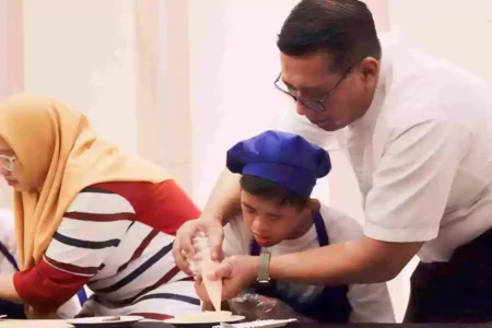 Puluhan Siswa ABK Gresik Belajar Membuat Kue ala Hotel Berbintang Foto siswa ABK saat belajar membuat kue di salah satu hotel berbintang.