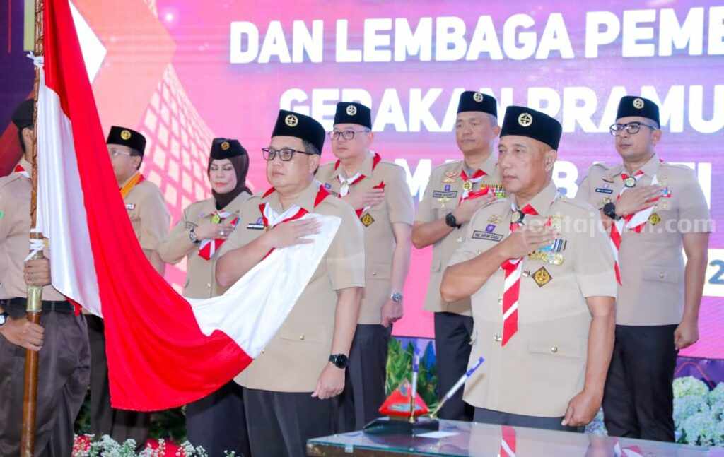 Dikukuhkan Ketua Mabida Pramuka Jatim, Pj Gubernur Adhy: Pramuka Berperan dalam Kemajuan Pembangunan