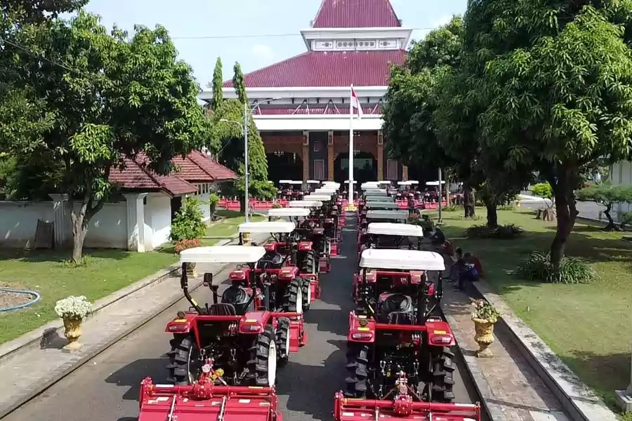 Puluhan Alat dan Mesin Pertanian (Alsintan) dari Kementerian Pertanian RI untuk Pemkab Tuban dan disalurkan ke petani.