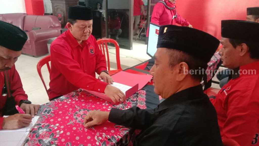 Setor Formulir ke PDIP, Bambang Kawit Mantap Maju Wali Kota Blitar. Foto Berita Jatim