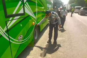 Pemeriksaan kelayakan kedaraan study tour oleh polisi Bangkalan