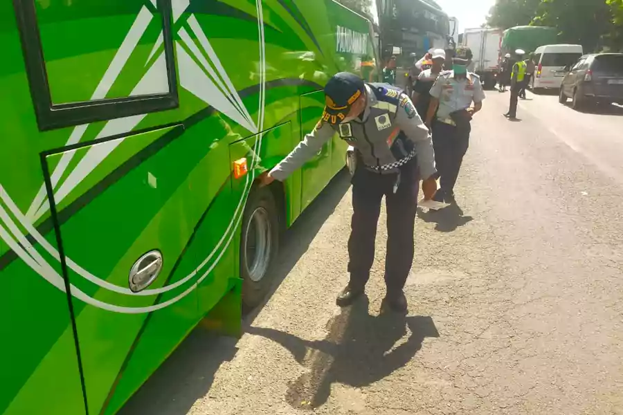 Pemeriksaan kelayakan kedaraan study tour oleh polisi Bangkalan