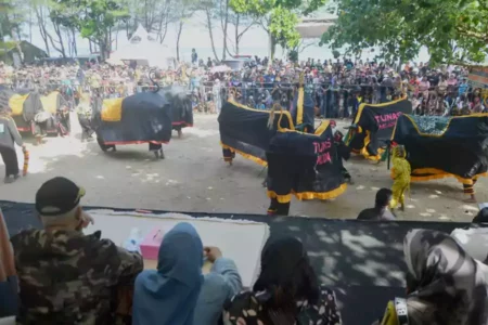 Bupati Malang Usulkan Ada Perda Mengatur Kesenian Bantengan Festival 1000 Bantengan di Harlah GP Ansor di Pantai Balekambang, Kabupaten Malang.