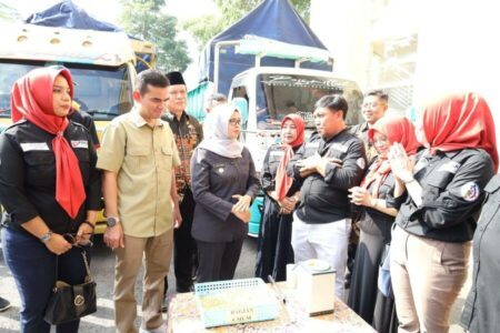 Program Makan Bergizi Gratis, Jadi Angin Segar Bagi Peternak Ayam Blitar Peternak Ayam Petelur Blitar Raya menerima bantuan jagung dari Bima, Senin (27/04/25). Foto/Winanto