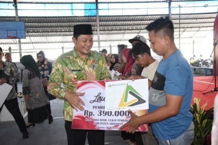 Ribuan Buruh Pabrik Rokok Sidoarjo Sumringah,Ada Apa? Ribuan Buruh Pabrik Rokok Sidoarjo Sumringah, terima BLT