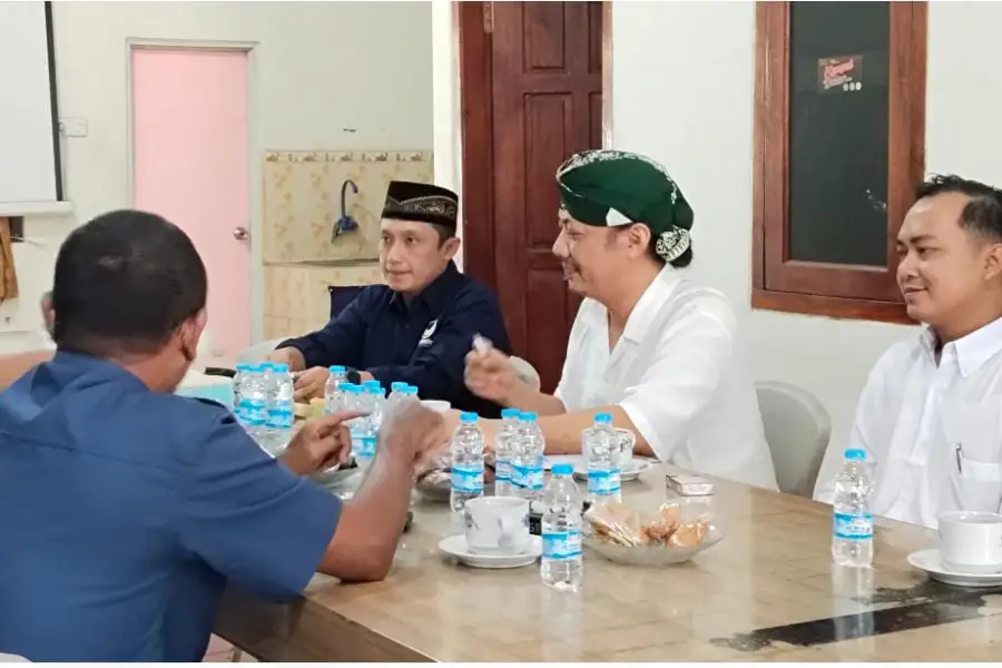 Pakai Blangkon, Bos Rokok Daftar Bacabup Kediri ke NasDem Foto Berita Jatim