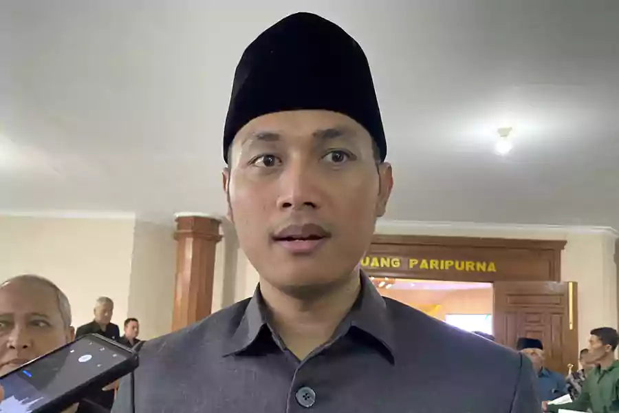 Bupati Tuban Aditya Halindra Faridzky saat ditemui usai rapat paripurna di gedung DPRD Tuban. [Foto: Diah Ayu/beritajatim.com]