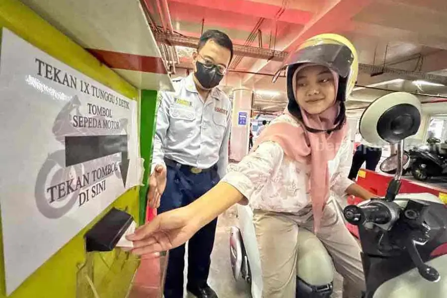 Ilustrasi cashless. Parkir non-tunai di Kota Surabaya