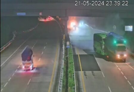 Detik-detik Bus Study Tour SMP PGRI 1 Wonosari Tabrak Truk di Tol Jombang Terekam CCTV foto beritajatim