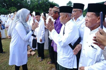 Ribuan CJH Banyuwangi Gelar Manasik, Jemaah Tertua Usianya Segini Ribuan CJH Banyuwangi Gelar Manasik, Jemaah Tertua Usianya Segini