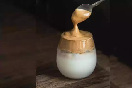Ilustrasi kopi dalgona.