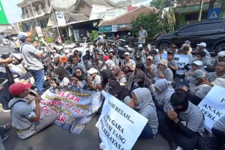 Ratusan karyawan PT Bumi Menara Internusa (BMI) datangi kantor Pengadilan Negeri (PN) Kepanjen Kabupaten Malang.