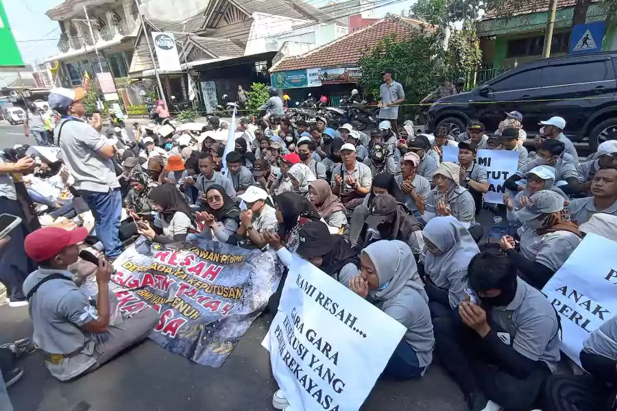 Ratusan karyawan PT Bumi Menara Internusa (BMI) datangi kantor Pengadilan Negeri (PN) Kepanjen Kabupaten Malang.