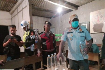 Razia Warung Pinggir Kota Tuban Amankan Aneka Jenis Minuman Alkohol Petugas gabungan saat melaksanakan razia di warung-warung yang menjual minuman beralkohol tanpa izin.