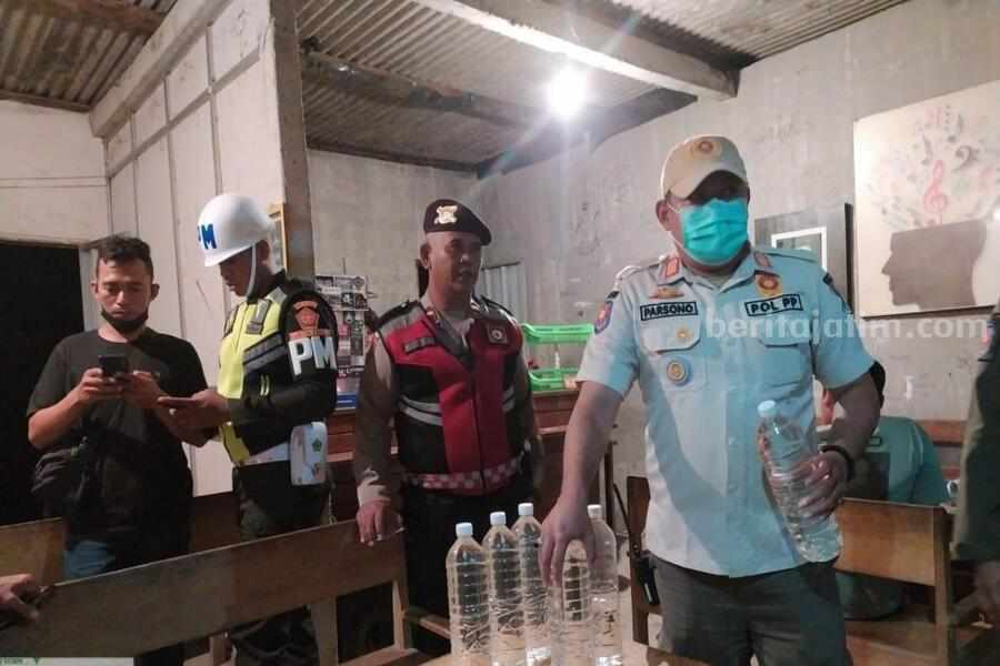 Petugas gabungan saat melaksanakan razia di warung-warung yang menjual minuman beralkohol tanpa izin.