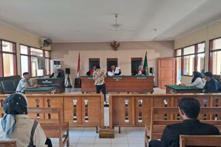 Sidang pra peradilan oleh terduga pelaku pencurian besi terhadap Kanit Reskrim Polsek Merakurak. [foto: Diah Ayu/beritajatim.com]