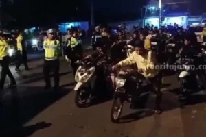 Terjaring Razia, Pemuda Dorong Motor ke Polres Pamekasan foto beritajatim