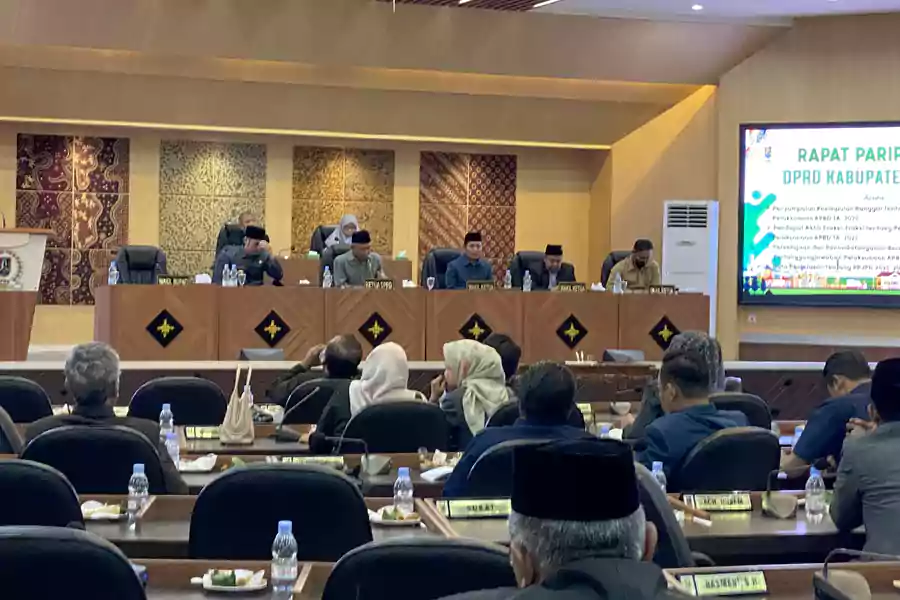 Rapat paripurna yang digelar oleh DPRD Tuban bersama Pemerintah Kabupaten Tuban. [Foto: Diah Ayu/beritajatim.com]