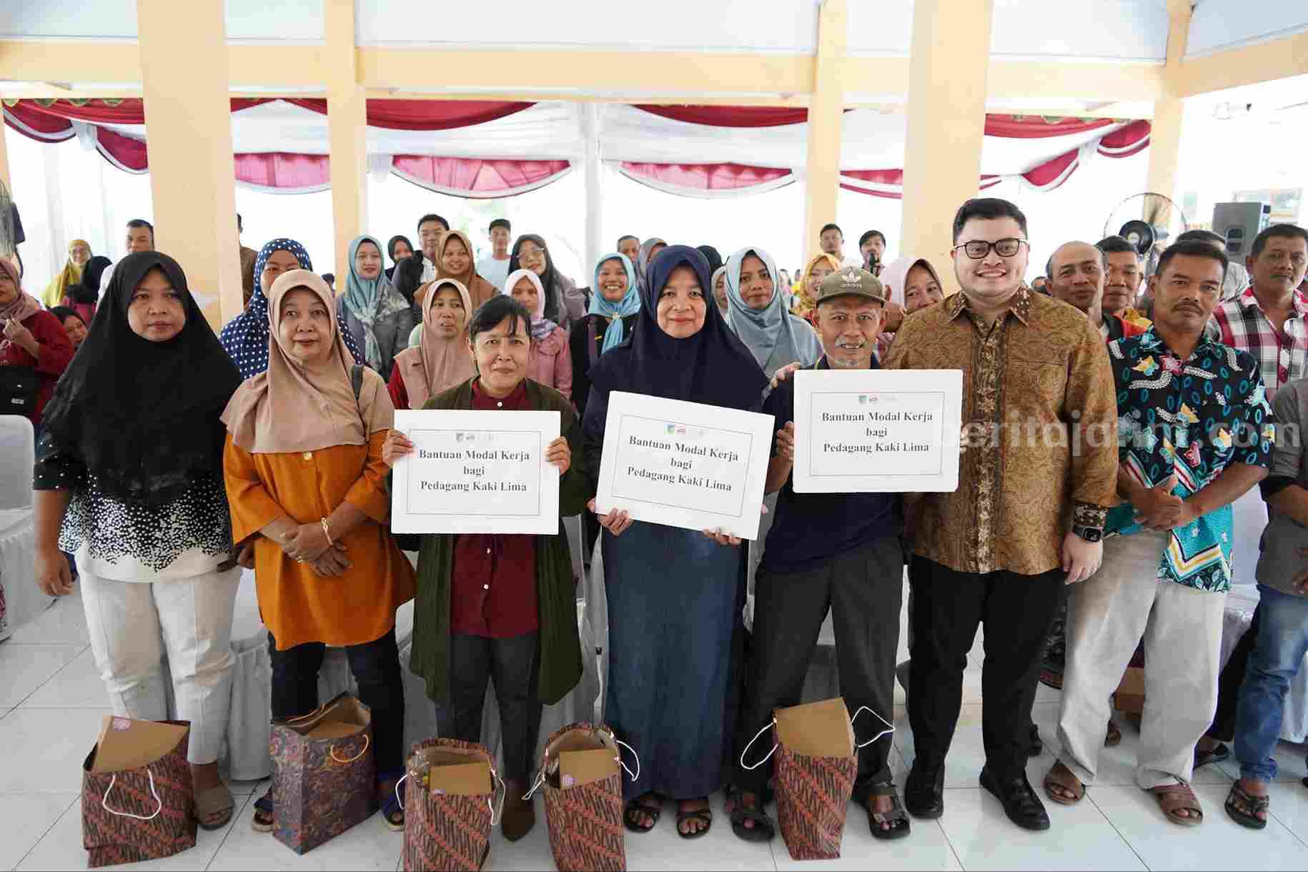 Bupati Kediri Salurkan Bantuan Tunai untuk Pengembangan Usaha PKL