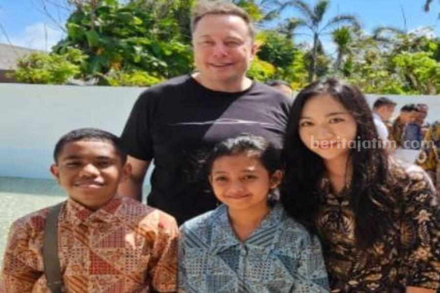 Felicia Dahayu (tengah) pelajar Kampung asal Banyuwangi saat bertemu Elon Musk di Bali. (ist)