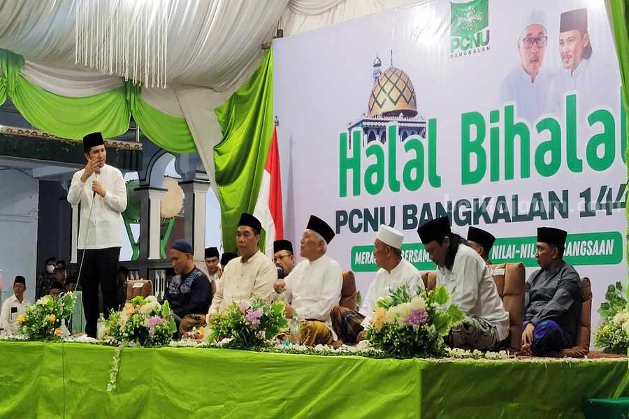 Emil Dipanggil Gus di Halal Bihalal PCNU Bangkalan, Muslimat Sambut Riuh Foto Berita Jatim