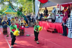 Gemas! Siswa TK dan SD Jadi “Pengantin” di Sumenep foto beritajatim